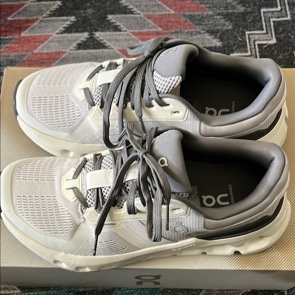 On Running- Women’s Cloudrunner 2- Frost/White size 6 - Picture 4 of 4